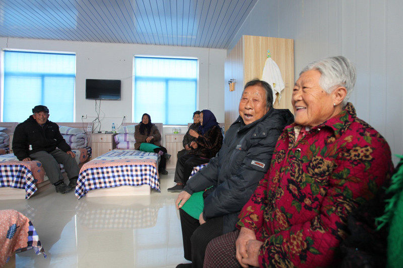 年龄85岁以下的老人，按月缴纳少量的伙食费，85岁以上的老人由村里实行免费供养。目前，这种模式已在文登区多个乡镇推广，助农村老人安享晚年。