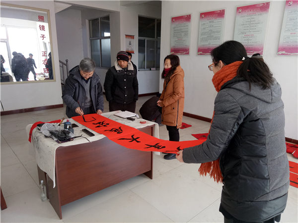 原县老龄办主任宋增秋微结亲连心写春联.jpg