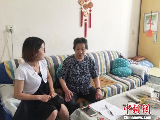 6月22日，甘肃敦煌市城市居家养老服务中心工作人员在苏金莲老人家里回访，了解服务情况及需求。.jpg