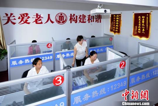 资料图。图为敦煌市民政公益12349服务热线的接线员，他们负责根据老年人的来电需求，分派上门服务的人员。敦煌市民政局供图.jpg