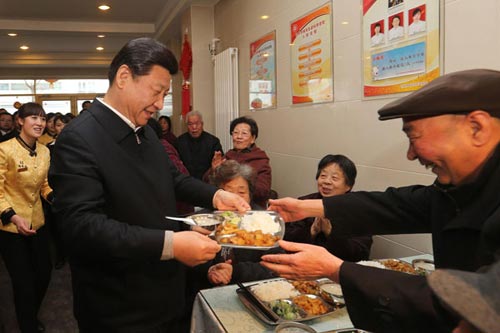 习近平4日上午来到兰州一家虚拟养老餐厅（图片来源新华社）