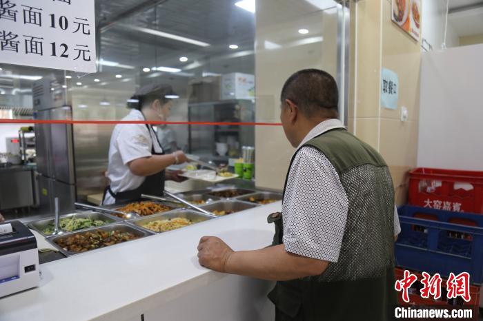 图为老人在社区为老餐厅里点餐?！×毫?摄