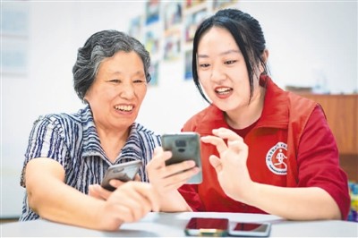 支付难、看病难、孤独感加剧 谁帮老人迈过＂数字鸿沟＂？