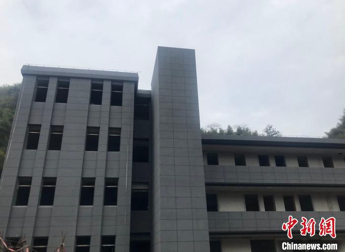 正在建设中的黄坛镇榧坑村区域性居家养老服务中心。　李典 摄