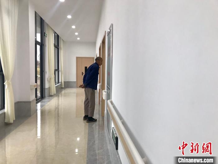 村民参观当地养老综合体?！±畹?摄