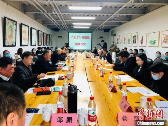 11月8日，中国老年书画院与北京虚苑美术馆共同开设的“艺术康养课”举行首期开班仪式?！⊥踝婷?摄