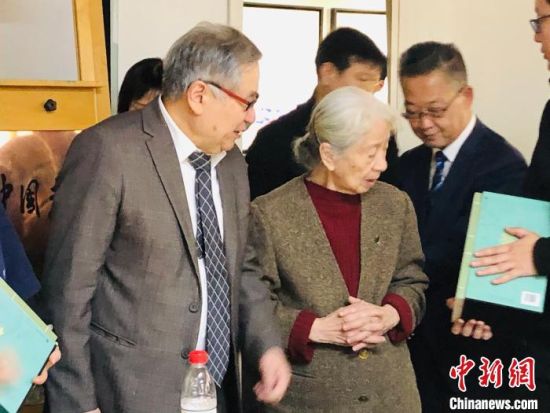 李可染画院院长李庚向常沙娜先生赠书。　王祖敏 摄