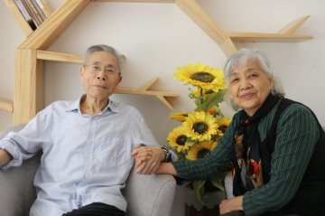 省委书记、市委书记调研郑州养老服务工作期间，这位老人“火”了