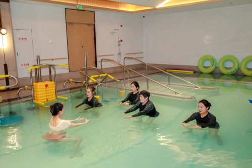 放弃保姆居家照户，7旬老人入住高品质养老社区