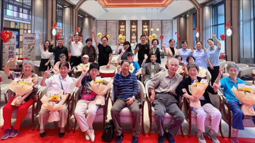 放弃保姆居家照户，7旬老人入住高品质养老社区