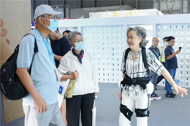 智慧养老再升级！海尔养老机器人矩阵亮相老博会